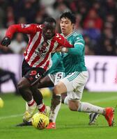 　サンダーランド戦で競り合うリバプールの遠藤（右）＝サンダーランド（ロイター＝共同）