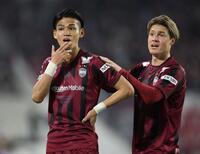 前半、神戸・佐々木大樹（左）は得点を決めたと思われたが、オフサイドを取られ驚きの表情を見せる。右は神戸・酒井高徳（撮影・中田匡峻）