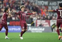 　前半、先制ゴールを決めた神戸・酒井高徳は神戸・武藤嘉紀（右）に向かって笑顔を見せる（撮影・中田匡峻）