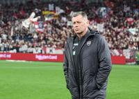 　試合前、サポータ-の大歓声を受ける神戸・ミヒャエル・スキッベ監督（撮影・中田匡峻）