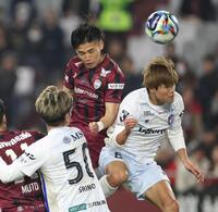 　前半、チーム２点目となるゴールを決める神戸・佐々木大樹（中央）＝撮影・中田匡峻