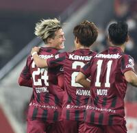 　前半、先制ゴールを決め、笑顔を見せる神戸・酒井高徳（左）＝撮影・中田匡峻