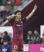 　前半、チーム２点目となるうゴールを決め、ポーズを決める神戸・佐々木大樹（撮影・中田匡峻）