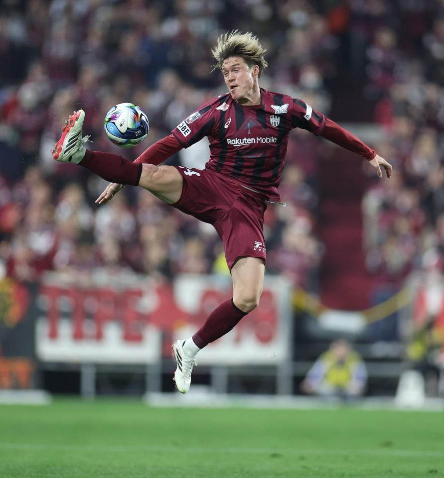 　前半、高く浮いたパスを止める神戸・酒井高徳（撮影・中田匡峻）