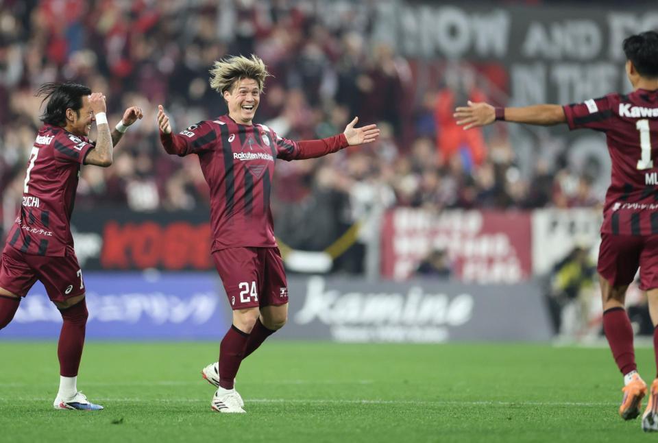 　前半、先制ゴールを決めた神戸・酒井高徳は神戸・武藤嘉紀（右）に向かって笑顔を見せる（撮影・中田匡峻）