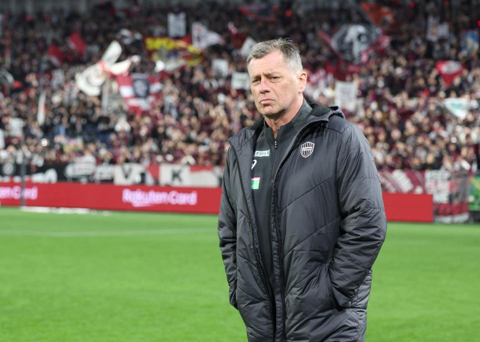 　試合前、サポータ-の大歓声を受ける神戸・ミヒャエル・スキッベ監督（撮影・中田匡峻）