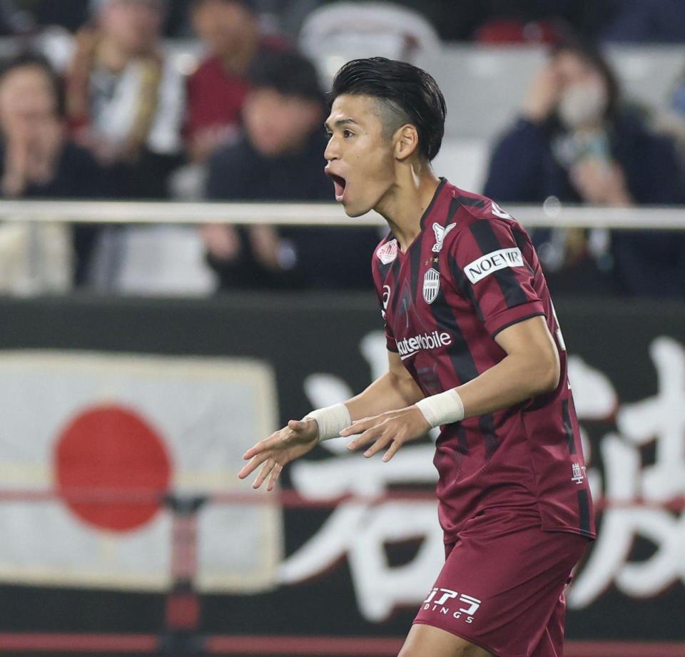 　前半、チーム２点目となるゴールを決め、喜ぶ神戸・佐々木大樹（撮影・中田匡峻）