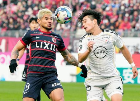 　鹿島-横浜Ｍ　後半、競り合う鹿島・レオセアラ（左）と横浜Ｍ・関富＝メルスタ