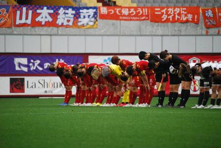 試合後にスタンドに一礼するＩＮＡＣ神戸イレブン