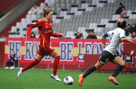 ボールを運ぶＩＮＡＣ神戸のＦＷ吉田