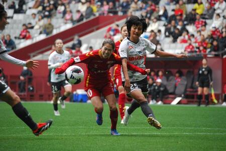 ボールを懸命に追うＩＮＡＣ神戸のＦＷ成宮