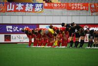試合後にスタンドに一礼するＩＮＡＣ神戸イレブン