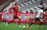 ボールを運ぶＩＮＡＣ神戸のＦＷ吉田