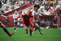 ボールを懸命に追うＩＮＡＣ神戸のＦＷ成宮