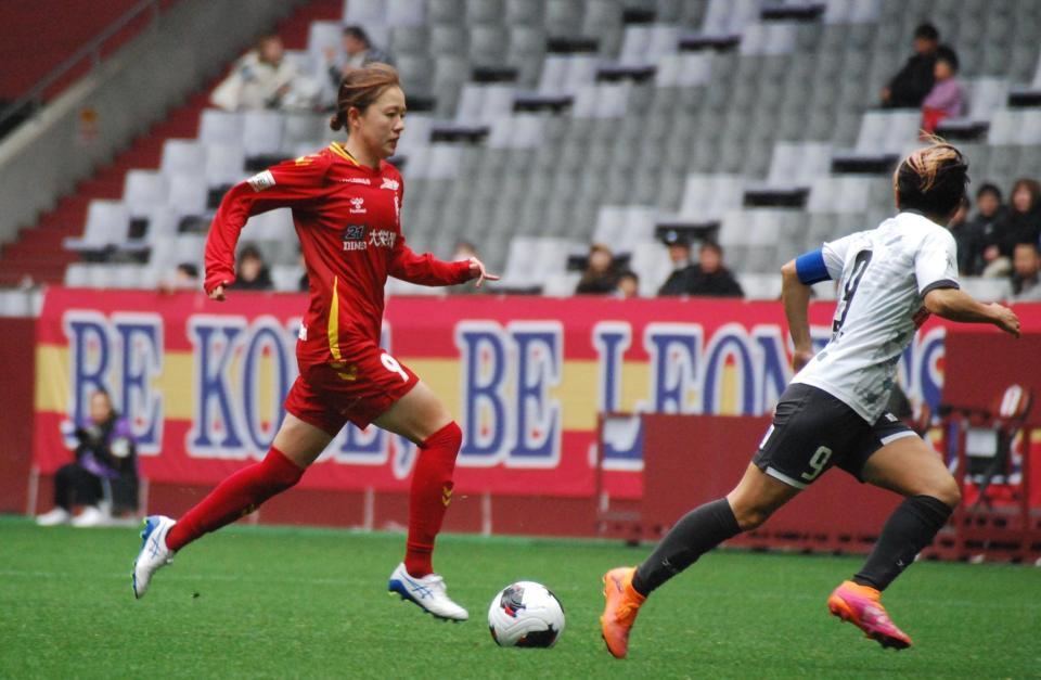 ボールを運ぶＩＮＡＣ神戸のＦＷ吉田