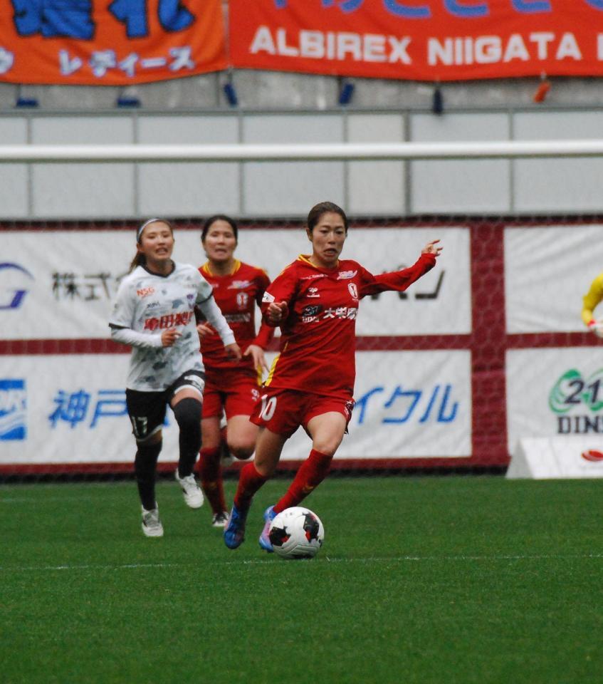 鋭いドリブルを見せるＩＮＡＣ神戸のＦＷ成宮