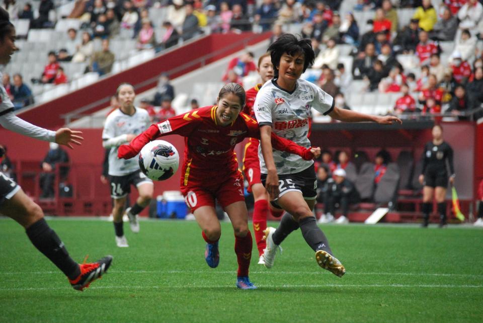 ボールを懸命に追うＩＮＡＣ神戸のＦＷ成宮