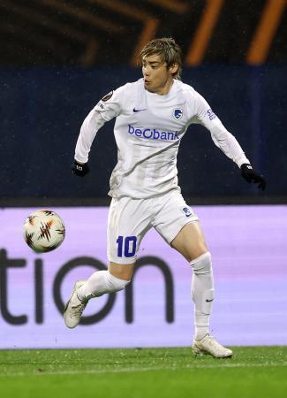 　ディナモ・ザグレブ戦でプレーするゲンクの伊東＝ザグレブ（共同）