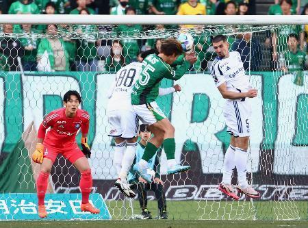 　東京Ｖ-町田　後半終了間際、ヘディングで同点ゴールを決める東京Ｖ・吉田（右から２人目）。ＧＫ谷＝味スタ
