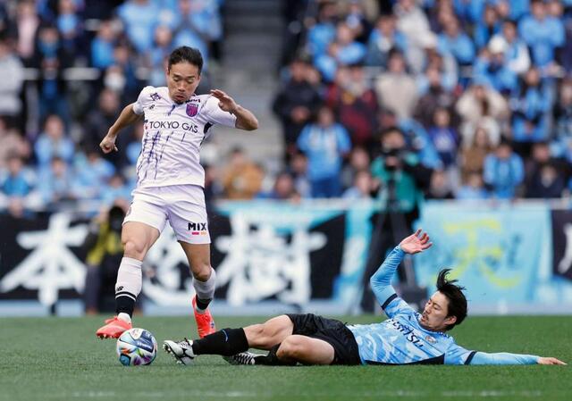 前半、競り合うＦＣ東京・長友（左）と川崎・家長