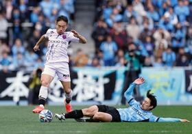 前半、競り合うＦＣ東京・長友（左）と川崎・家長