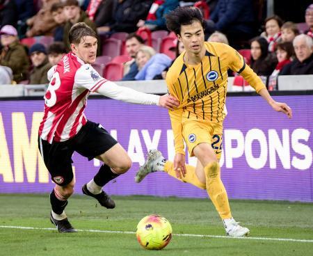 　ブレントフォード戦で競り合うブライトンの三笘（右）＝ブレントフォード（共同）