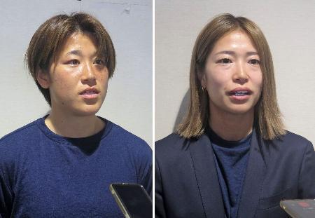 　出発前に取材に応じるサッカー女子日本代表の高橋（左）と成宮＝２３日、成田空港