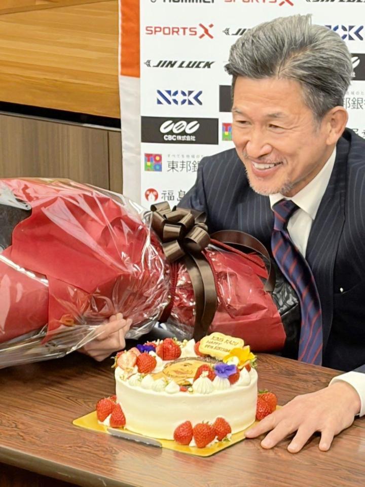 報道陣から贈られたバースデーケーキを前に笑顔の三浦知良