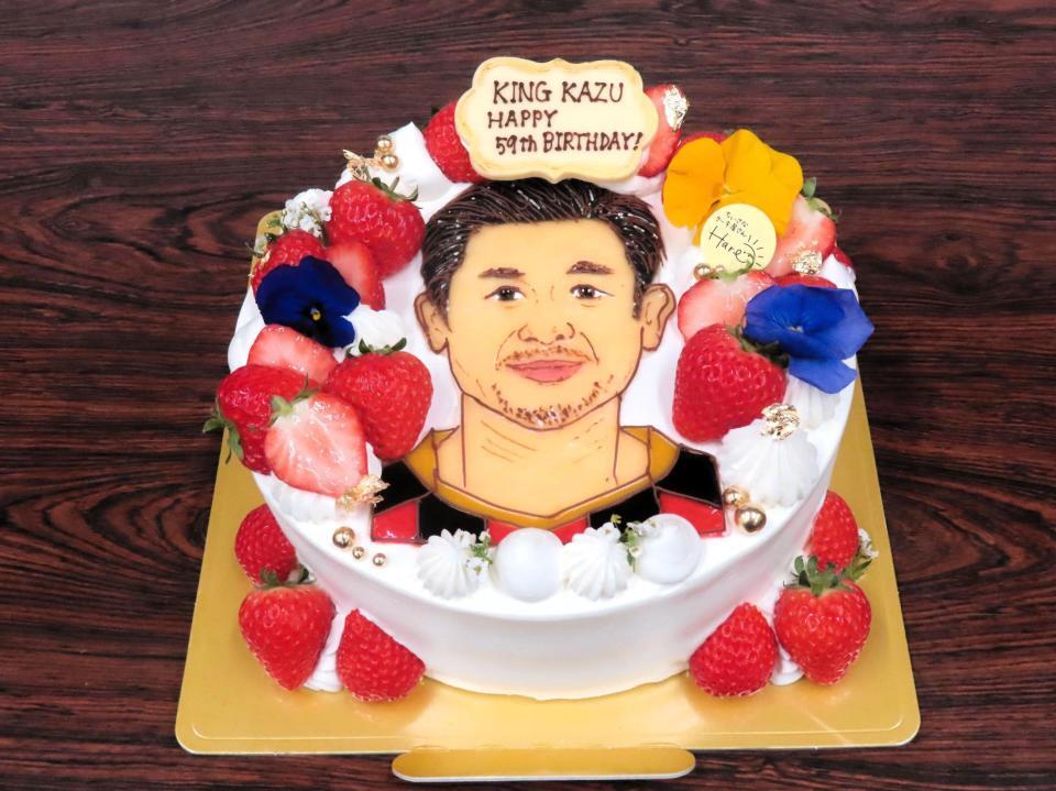 報道陣から贈られたカズの誕生日お祝いケーキ