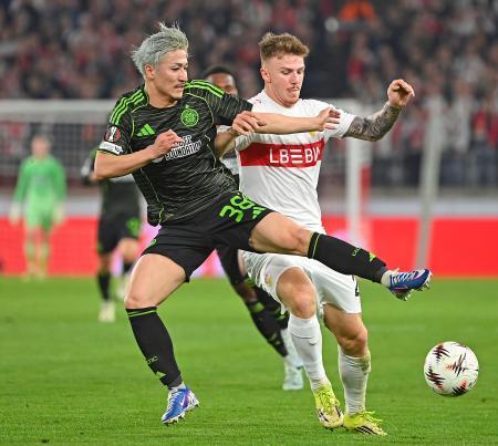 　シュツットガルト戦で競り合うセルティックの前田（左）＝シュツットガルト（共同）