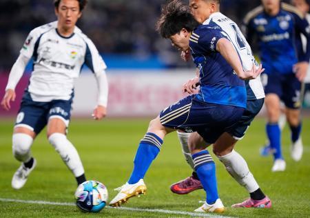 　町田-千葉　前半、先制ゴールを決める町田・相馬（右手前）＝Ｇスタ