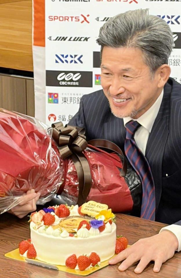 　報道陣から贈られたバースデーケーキを前に笑顔の三浦知良