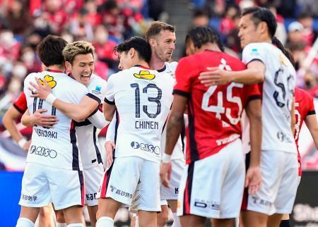 　浦和に逆転勝ちし、喜ぶチャブリッチ（中央）ら鹿島イレブン＝埼玉スタジアム