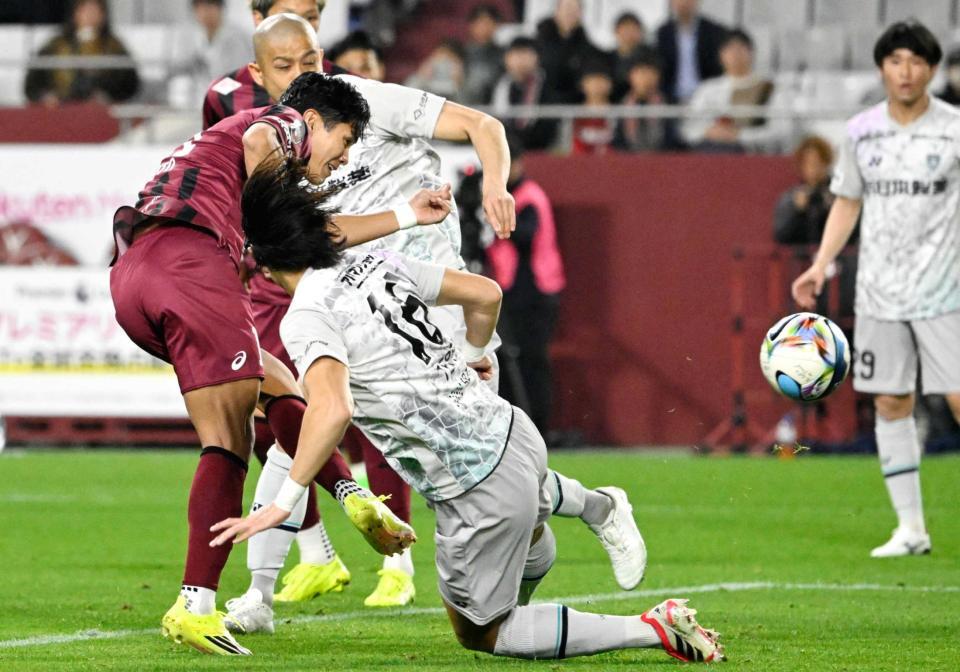 　後半、先制ゴールを決める神戸・武藤