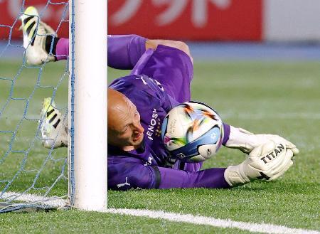 　川崎-水戸　ＰＫ戦で水戸４人目のキックを止める川崎・ＧＫブローダーセン＝Ｕ等々力