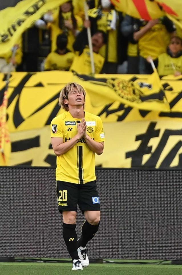 　後半、２点目のゴールを決め天を仰ぎ手を合わせる柏・瀬川（撮影・開出牧）