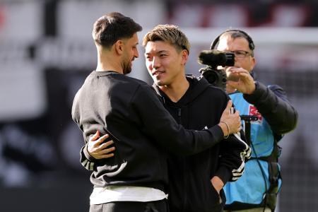 　フライブルク戦を前に関係者とあいさつを交わすアイントラハト・フランクフルトの堂安律（中央）＝１日、フランクフルト（ゲッティ＝共同）