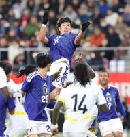 　昨年１１月のガーナ戦でプレーする安藤智哉