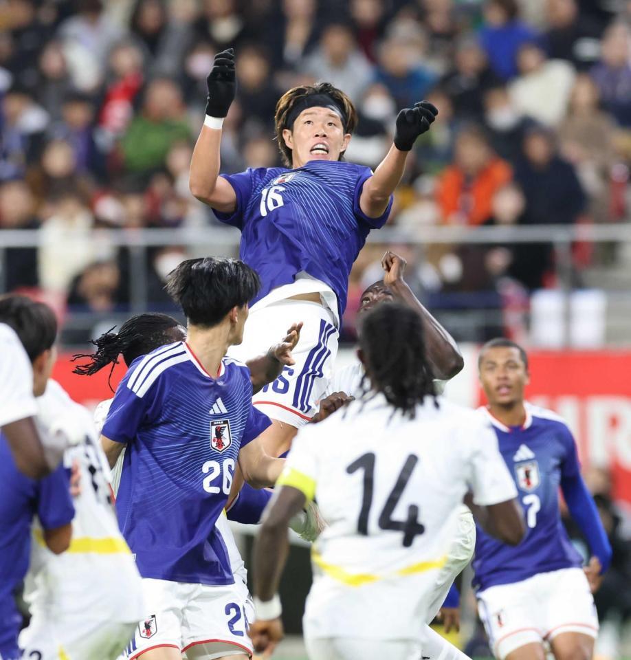 　昨年１１月のガーナ戦でプレーする安藤智哉