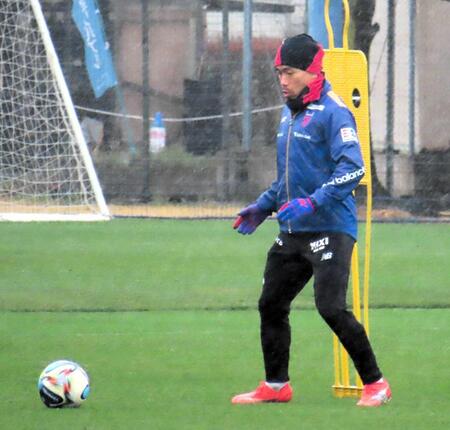 雨の中、はつらつと練習する（撮影・松田和城）　