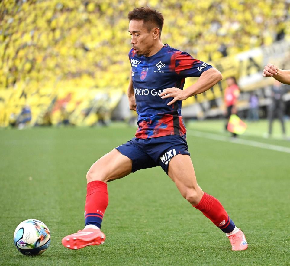 柏戦でキレのあるドリブルを披露するＦＣ東京・長友＝２月２８日　