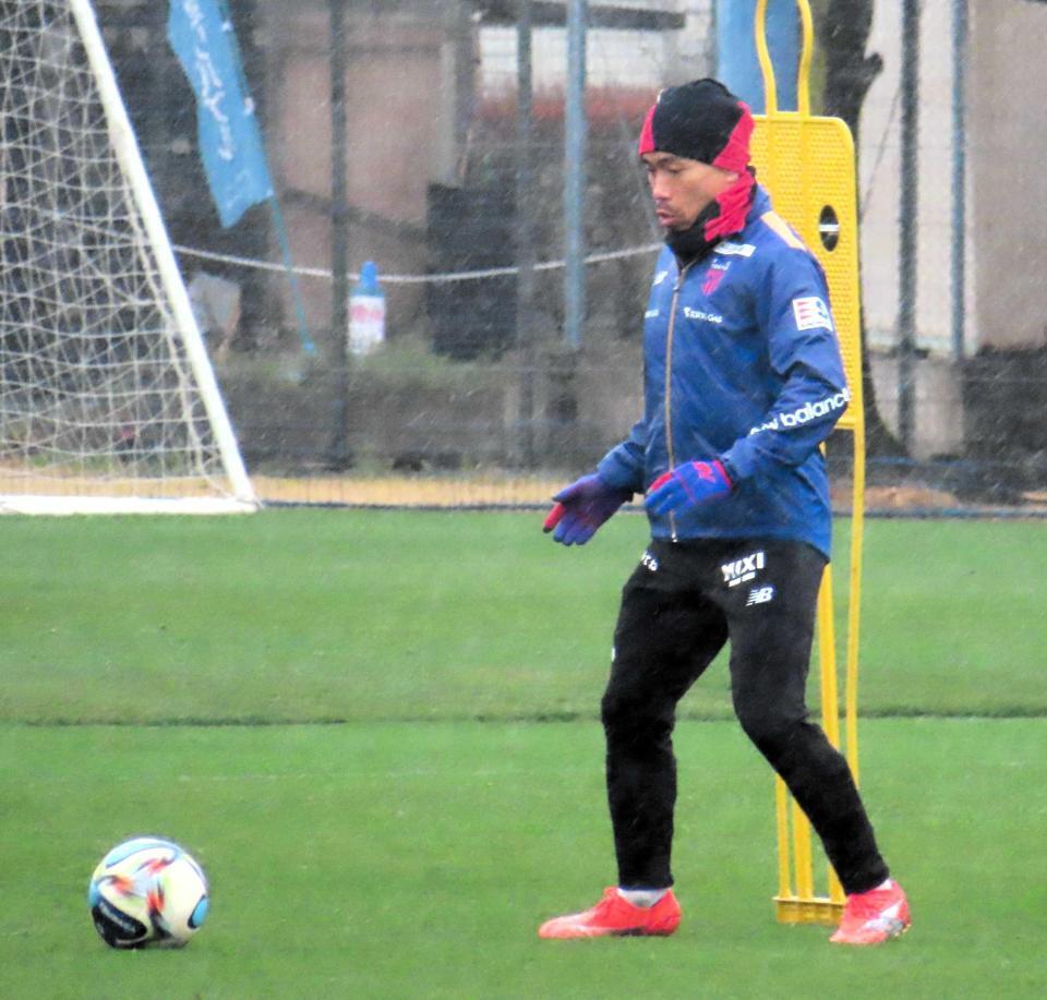雨の中、はつらつと練習する（撮影・松田和城）　