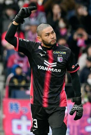 水　ＰＫ戦で清水４人目のキックを止め、ポーズをとるＣ大阪・ＧＫ中村航