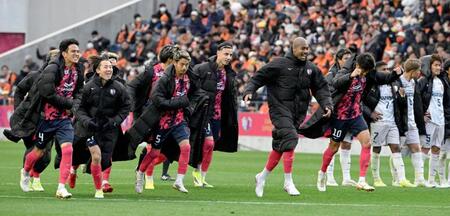 清水とのＰＫ戦を制し、駆け出すＣ大阪イレブン