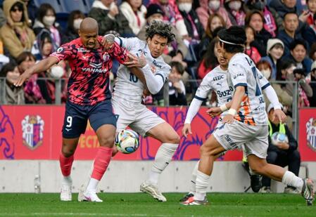 前半、競り合うＣ大阪・桜川（左端）と清水・マテウスブエノ