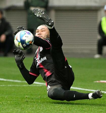 Ｃ大阪－清水　ＰＫ戦で清水１人目のキックを止めるＣ大阪・ＧＫ中村航