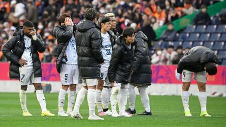 ＰＫ戦の末、Ｃ大阪に敗れ肩を落とす清水イレブン