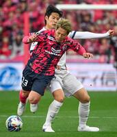 前半、競り合うＣ大阪・中島（左）と清水・朴乗煜