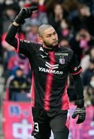 水　ＰＫ戦で清水４人目のキックを止め、ポーズをとるＣ大阪・ＧＫ中村航