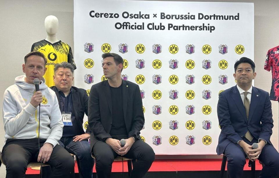 会見に登壇した（左から）元ドイツ代表のハインリヒ氏、ドルトムントのアカデミーダイレクターのディアークス氏、Ｃ大阪の日置社長